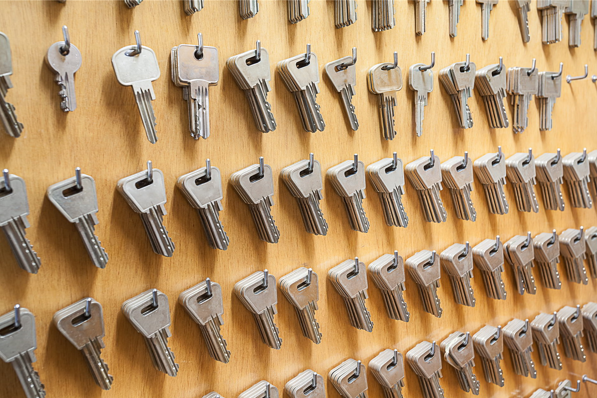 Mange nøgler hængende på væg