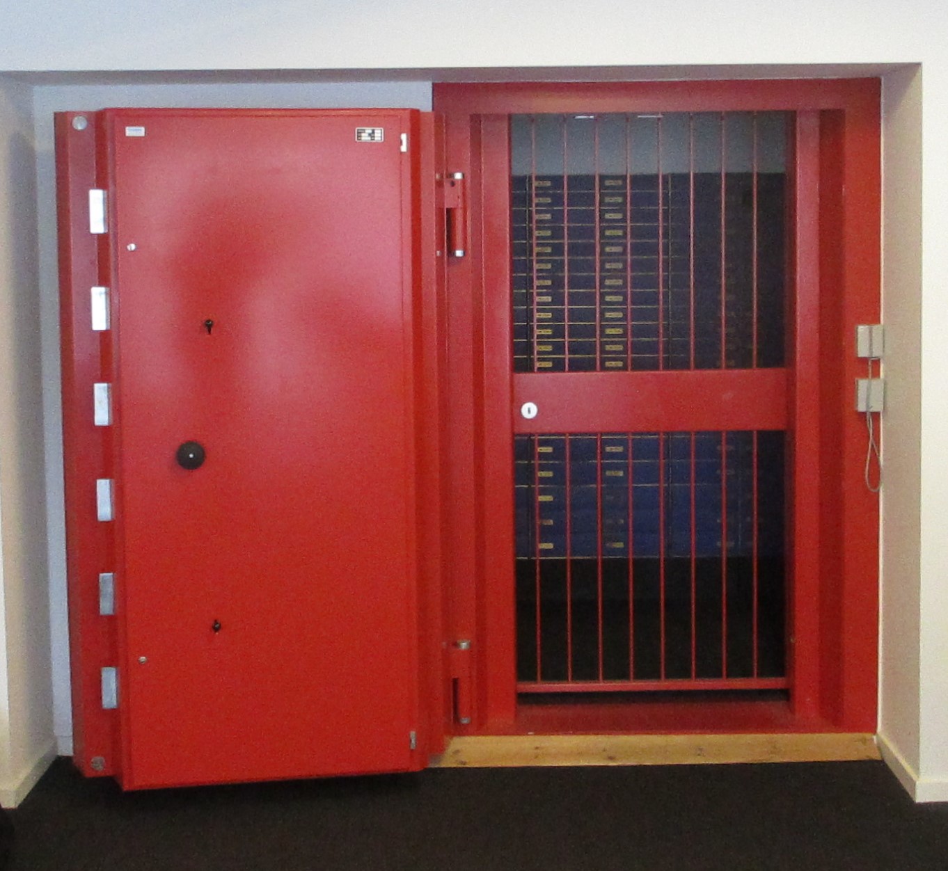 Afmonteret boksdør fra JC Pengeskabe